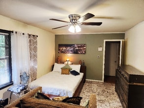 4197 Fredericksburg Dr in College Park, GA - Building Photo - Building Photo