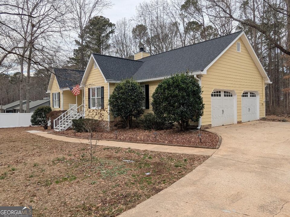 135 Homeport Dr in Newnan, GA - Building Photo