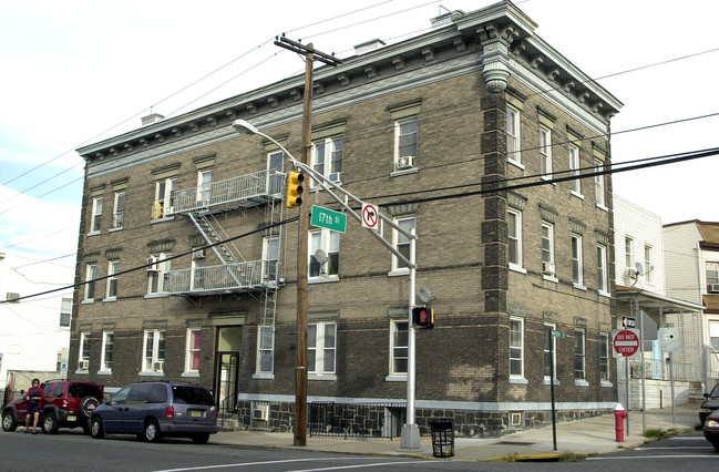 1700-1702 Kerrigan Ave in Union City, NJ - Foto de edificio - Building Photo