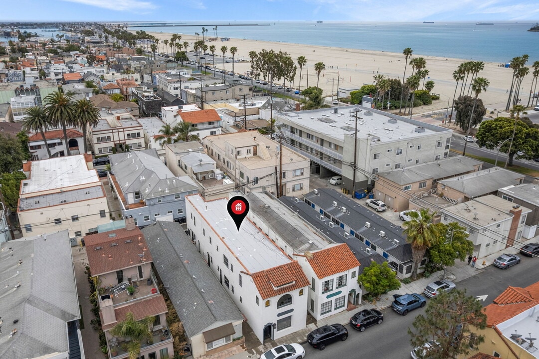 32 Argonne Ave in Long Beach, CA - Building Photo