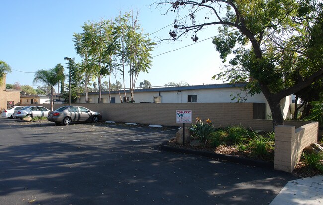 275-299 S Mollison Ave in El Cajon, CA - Building Photo - Building Photo