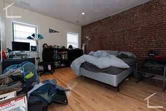 1207 Beacon St in Brookline, MA - Foto de edificio - Building Photo