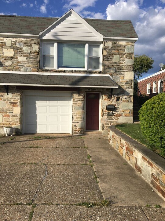 7021 Crease Ln in Philadelphia, PA - Building Photo