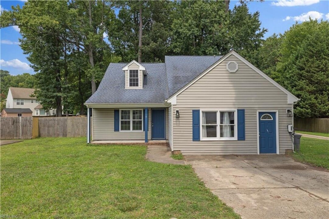 11 Thomas Nelson Dr in Hampton, VA - Building Photo