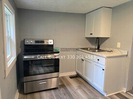 885 Wales Rd NE in Massillon, OH - Building Photo