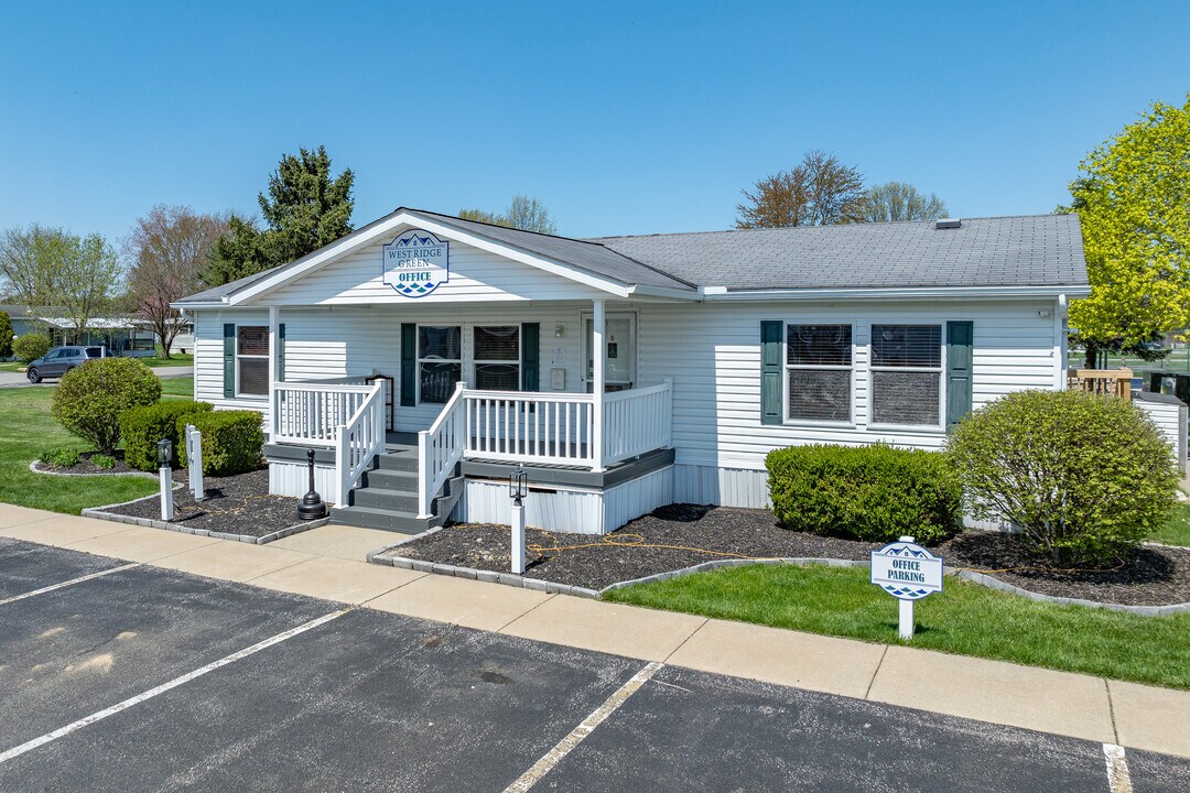 West Ridge Green in Elyria, OH - Building Photo