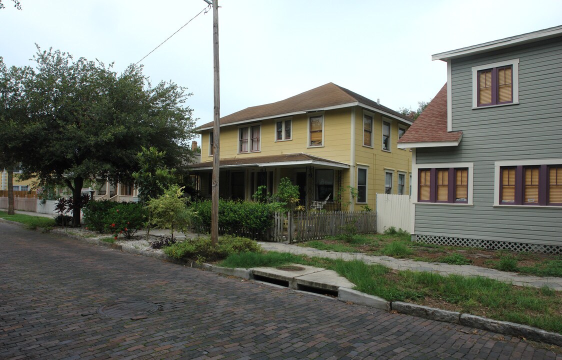 526 5th St N in St. Petersburg, FL - Building Photo