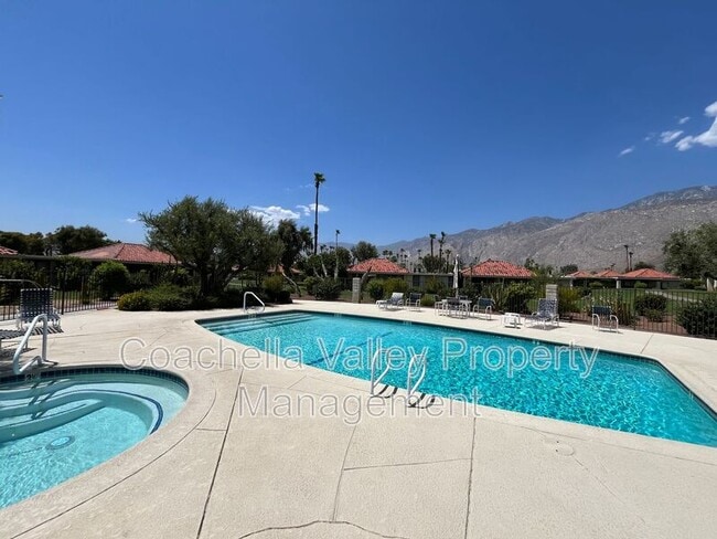 643 N Vía Acapulco in Palm Springs, CA - Building Photo - Building Photo