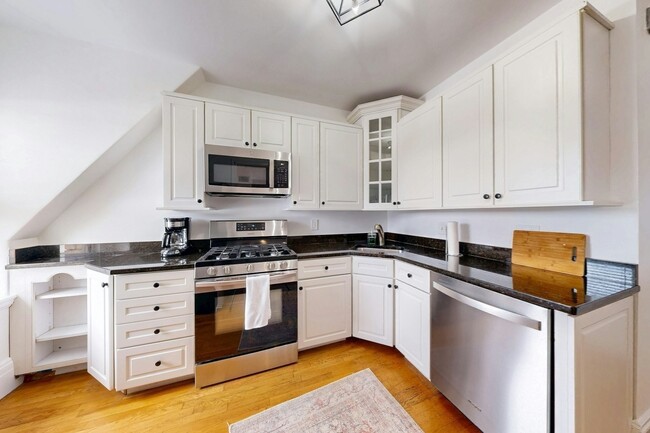 15 Garrison Rd, Unit 3 in Brookline, MA - Building Photo - Building Photo