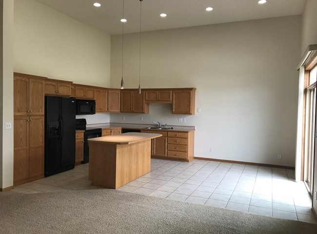 Tustin Townhomes in Fargo, ND - Building Photo - Interior Photo