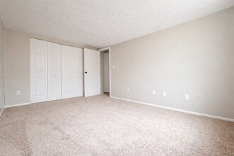 Fountain Square in North Versailles, PA - Foto de edificio - Building Photo