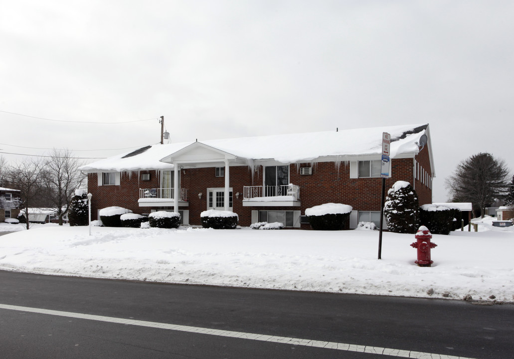 1023 N Chapel St in Louisville, OH - Building Photo