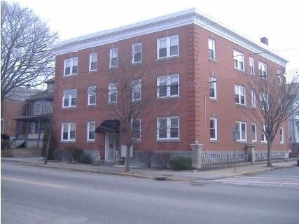 Cranston Apartments in Newport, RI - Foto de edificio