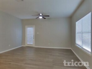 21214 Peachvine Ln, Unit 108 in Tomball, TX - Foto de edificio - Building Photo