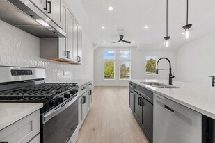 200 W 56th St in Austin, TX - Building Photo
