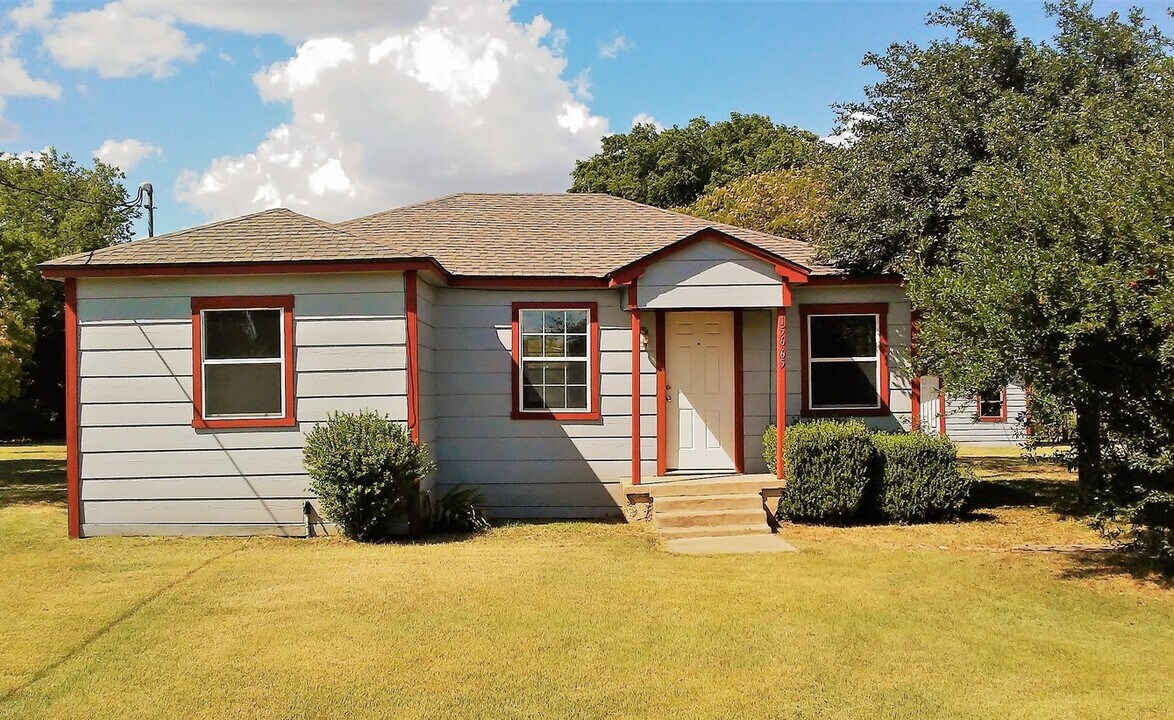 15585 TX-36 in Gatesville, TX - Building Photo