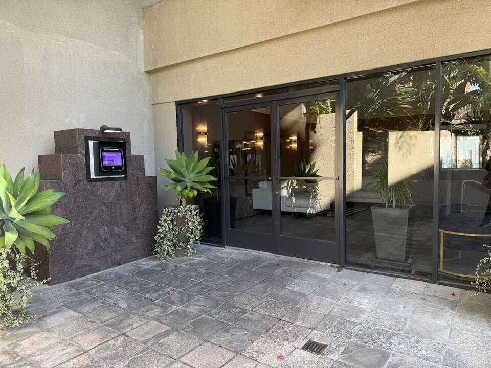 2222 N Beachwood Dr, Unit 412 in Los Angeles, CA - Foto de edificio