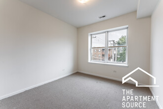 4217 W Irving Park Rd, Unit 3c in Chicago, IL - Building Photo - Building Photo