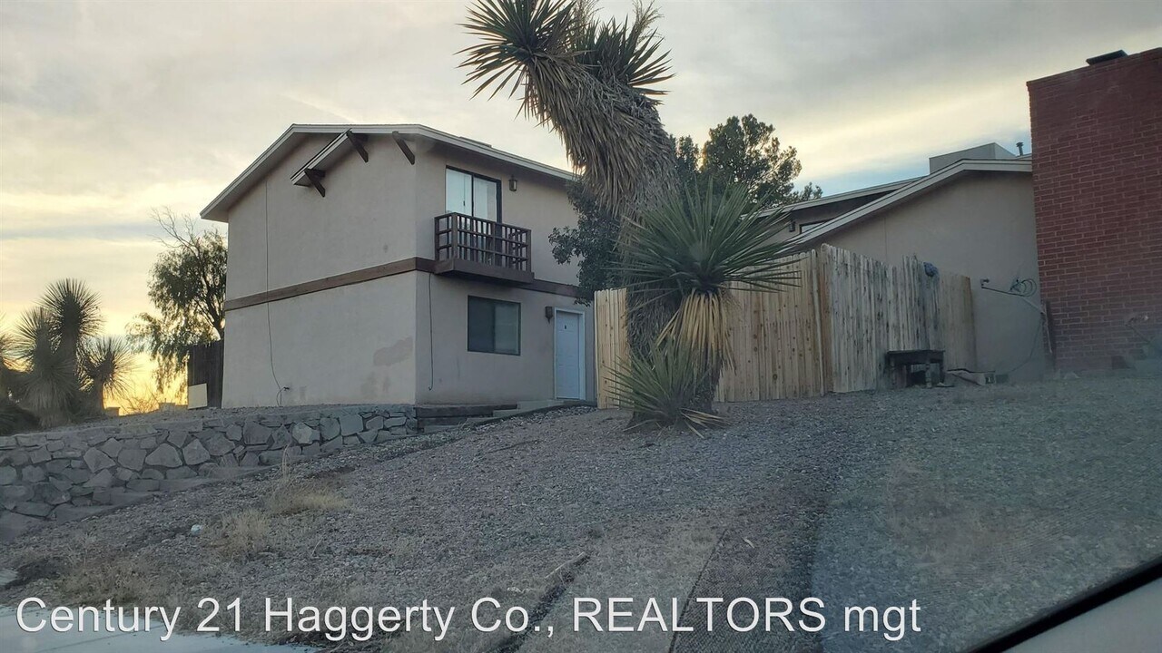 3266 Executive Hills Rd in Las Cruces, NM - Foto de edificio