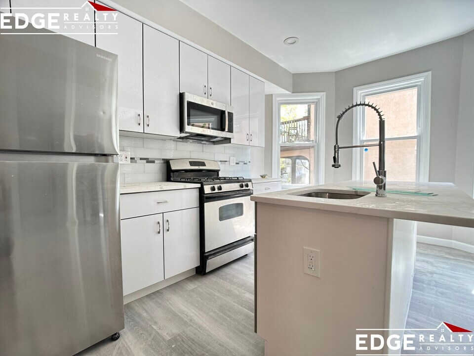 44 Long Ave, Unit 1 in Boston, MA - Foto de edificio