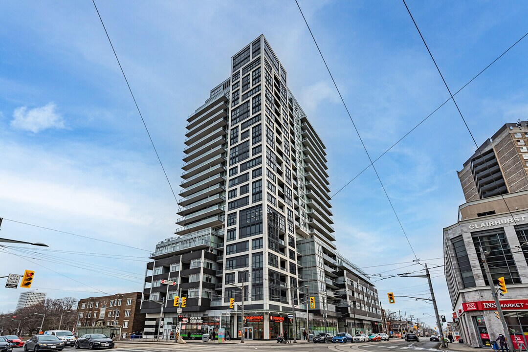 501 St Clair Ave W in Toronto, ON - Building Photo