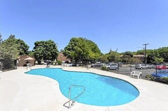 28 Bryon Rd in Boston College, MA - Foto de edificio - Building Photo