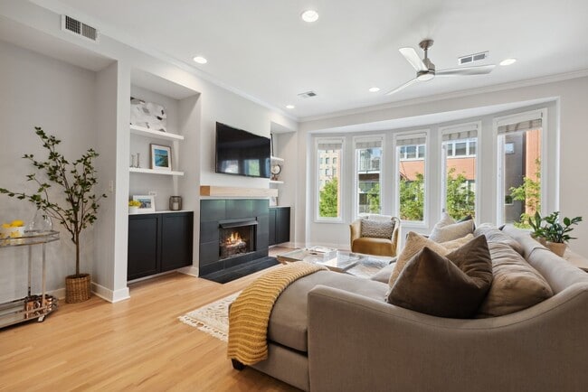 821 W Superior St in Chicago, IL - Building Photo - Building Photo