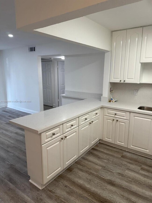 6530 W 27th Ave in Hialeah, FL - Building Photo - Building Photo