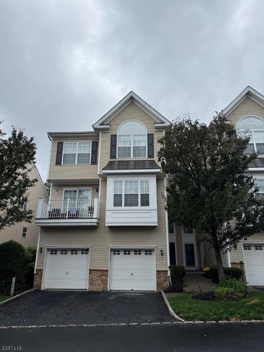 101 Mountainside Dr in Pompton Lakes, NJ - Building Photo