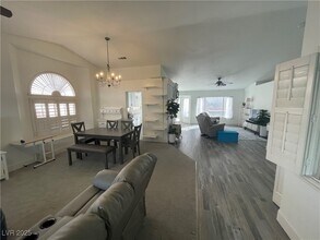 1393 W Glassy Pond Ave in Las Vegas, NV - Foto de edificio - Building Photo