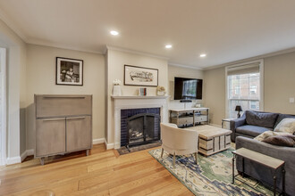 705 S Pitt St in Alexandria, VA - Foto de edificio - Building Photo