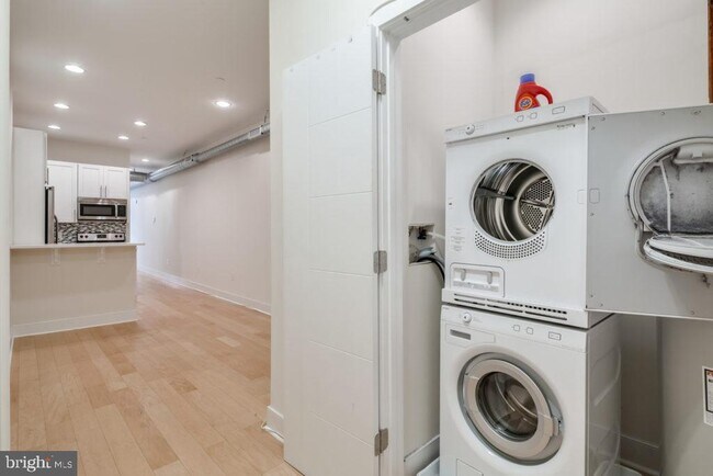 1305 Locust St in Philadelphia, PA - Building Photo - Building Photo