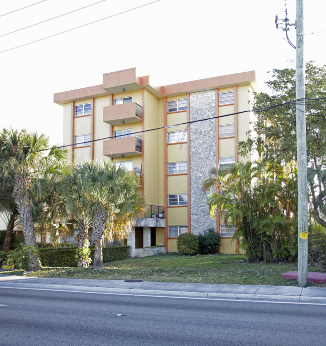 Iberia Plaza Apartments in Miami, FL - Foto de edificio - Building Photo