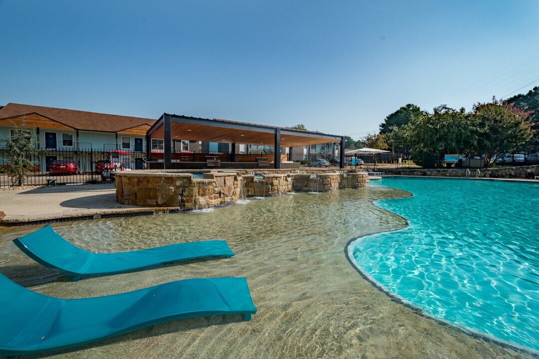Varsity View in Tyler, TX - Building Photo