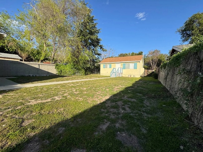 2838 El Nido Dr, Unit Back Unit in Altadena, CA - Building Photo - Building Photo