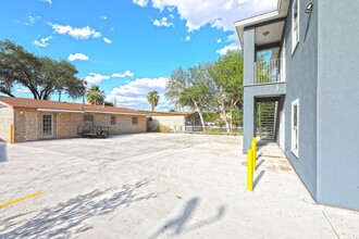 1215 Bustamante St-Unit -1 in Laredo, TX - Building Photo - Building Photo