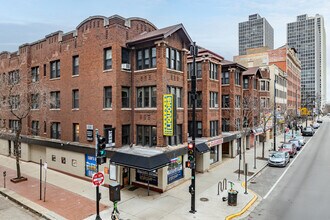 2811 N Pine Grove Ave in Chicago, IL - Building Photo - Building Photo