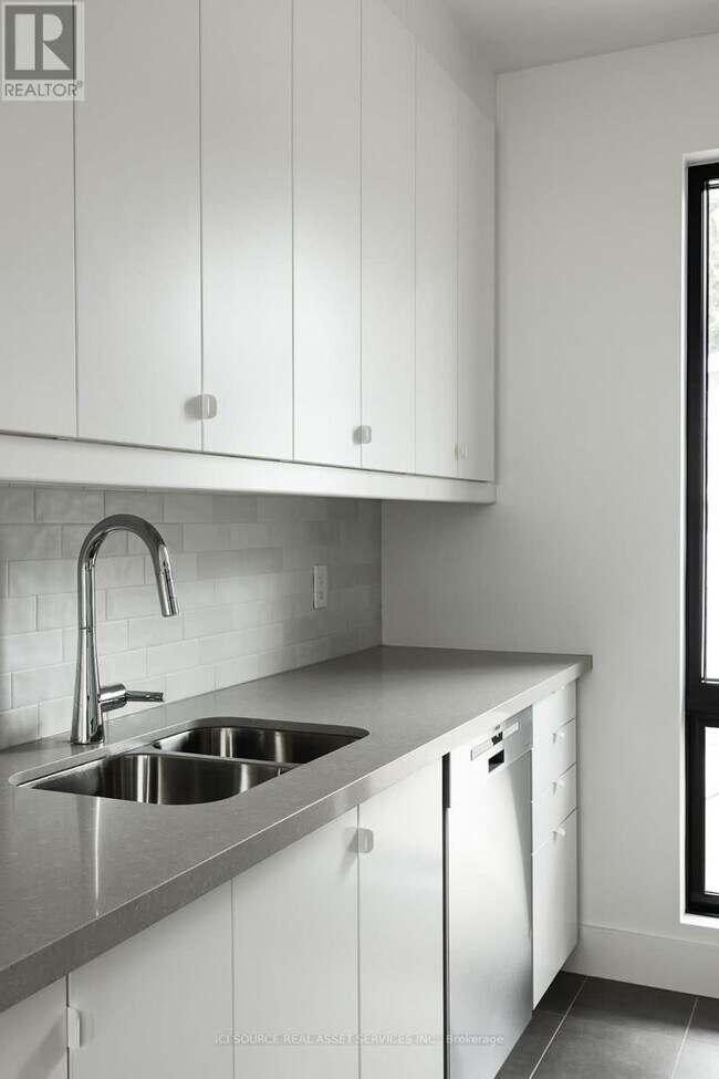 411 Annette St in Toronto, ON - Building Photo - Building Photo