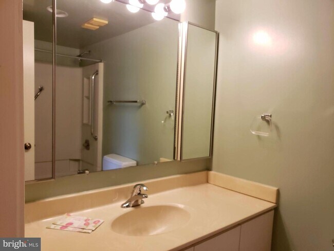 5901 Mt Eagle Dr-Unit -605 in Alexandria, VA - Building Photo - Building Photo