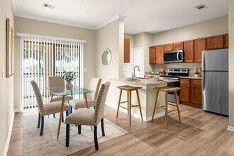 Villas At Medical Center in San Antonio, TX - Foto de edificio - Building Photo