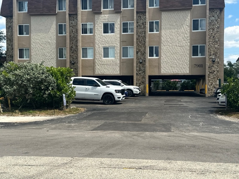 7901 Johnson St in Pembroke Pines, FL - Building Photo