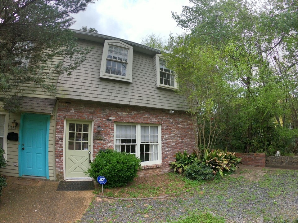 1235 Linden Pl in Jackson, MS - Building Photo