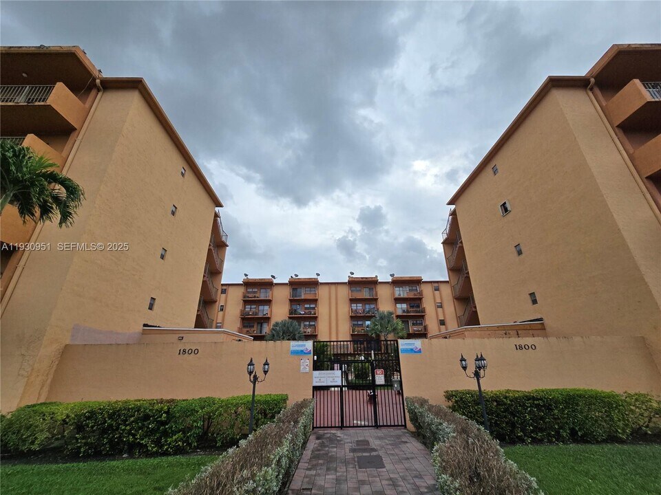 1800 W 54th St in Hialeah, FL - Building Photo