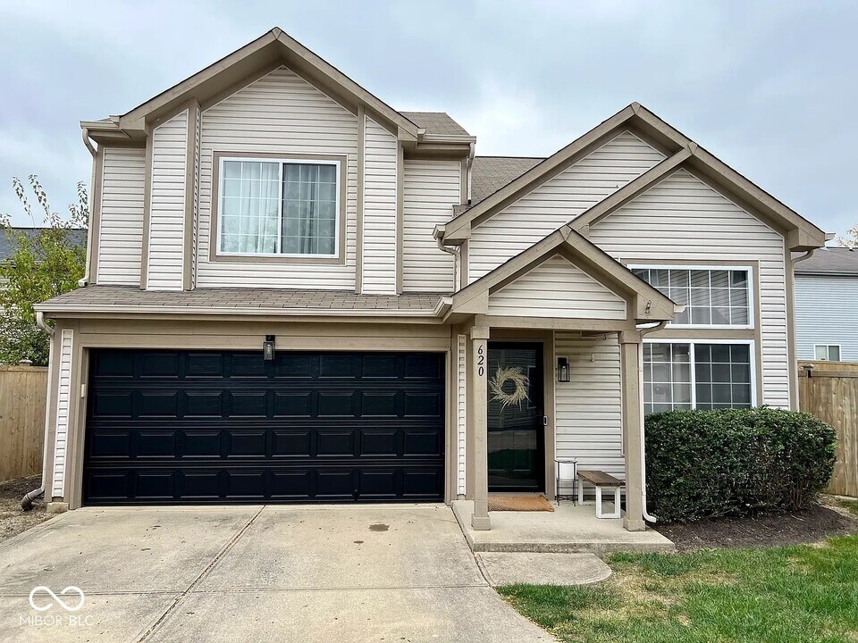 620 Cembra Dr in Greenwood, IN - Building Photo