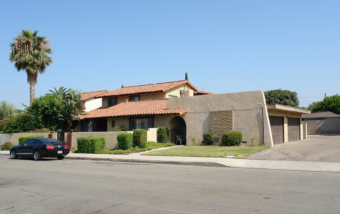 403 W Kelly Ave in Orange, CA - Building Photo