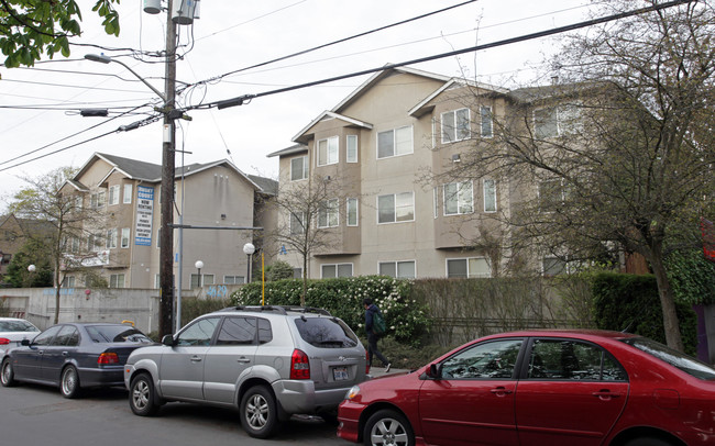 Husky Court/ Place in Seattle, WA - Building Photo - Building Photo