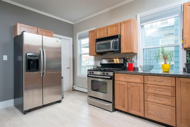 184 Green St, Unit 2 in Cambridge, MA - Foto de edificio - Building Photo