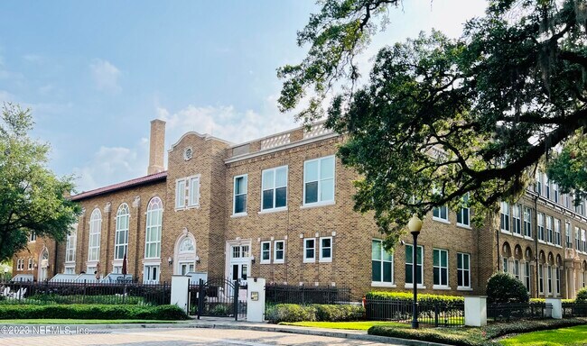 2525 College St in Jacksonville, FL - Foto de edificio - Building Photo