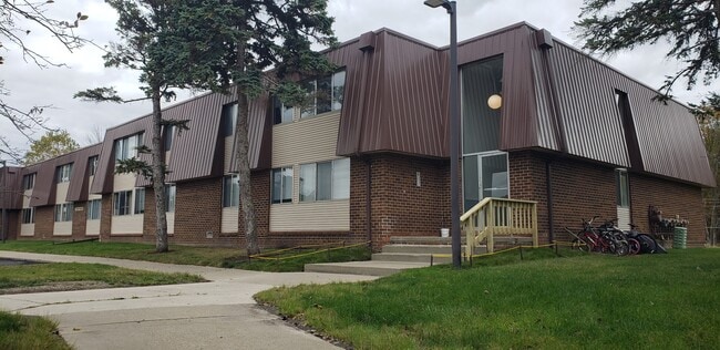 Pines Lapeer West Apartments in Lapeer, MI - Foto de edificio - Building Photo