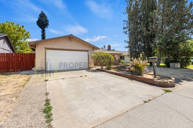 3649 Astral Dr in Sacramento, CA - Foto de edificio - Building Photo